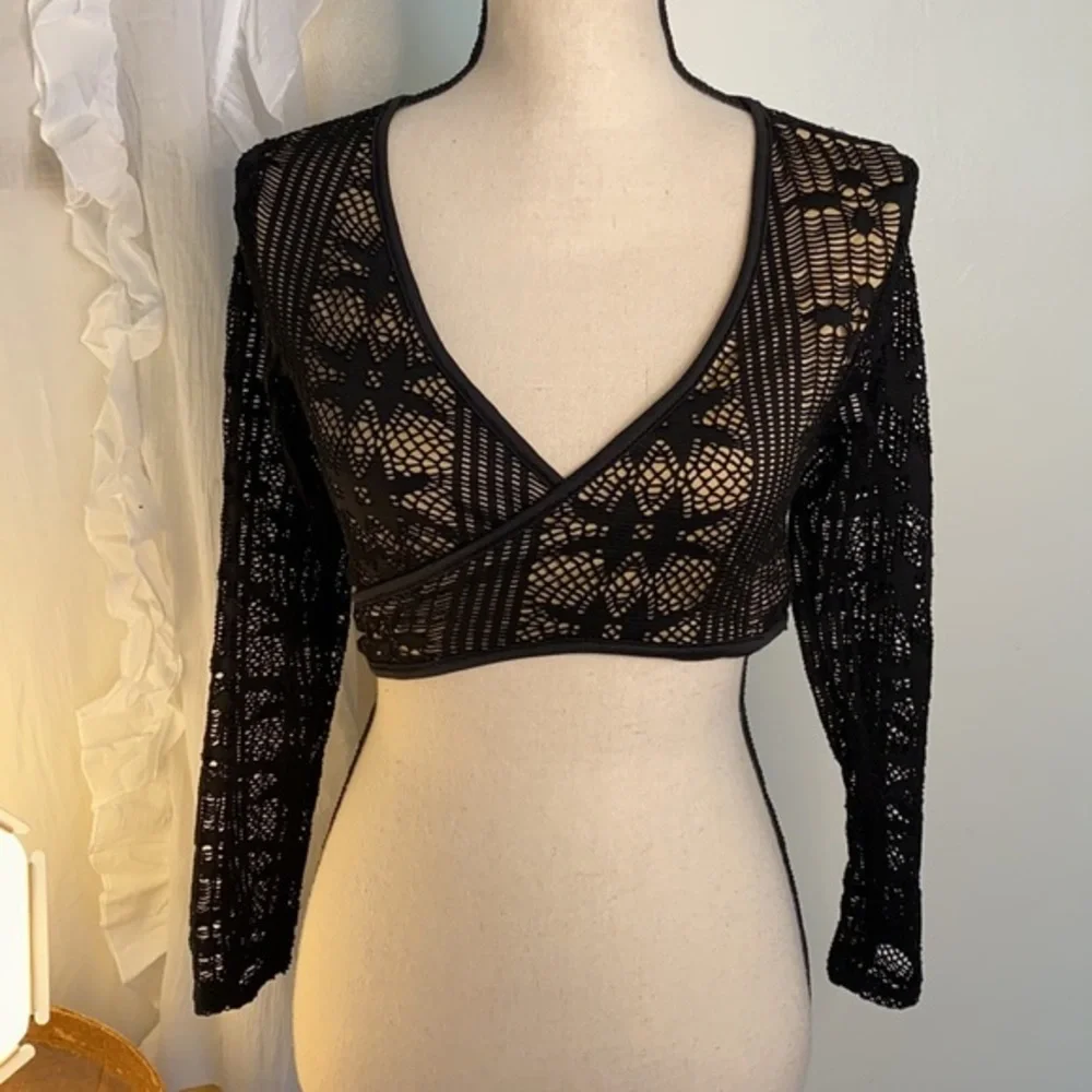 Love J Criss Cross Cropped Long Sleeve Mesh Like Top Size Medium